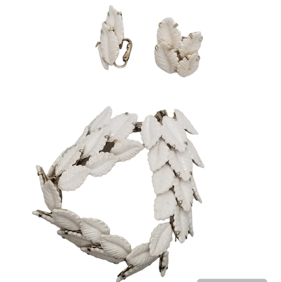 VINTAGE 1950s WHITE THERMOSET LEAF DESIGN BRACELET & CLIP ON EARRINGS SET - Picture 3 of 5